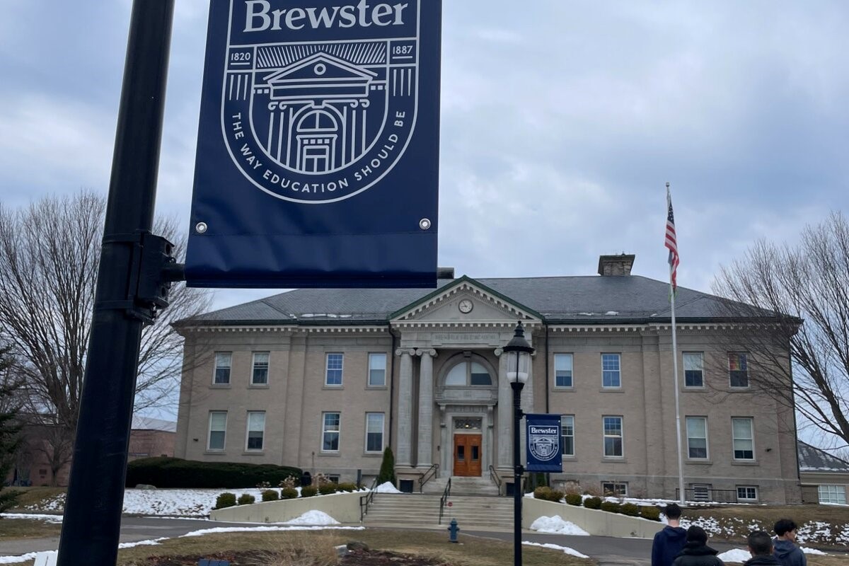 Brewster Academy キャンパス正面——「The Way Education Should Be」