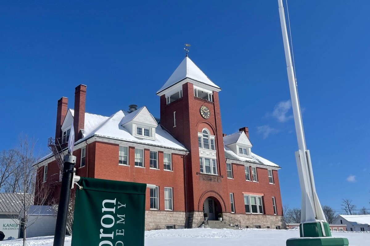 雪景色のHebron Academyキャンパス